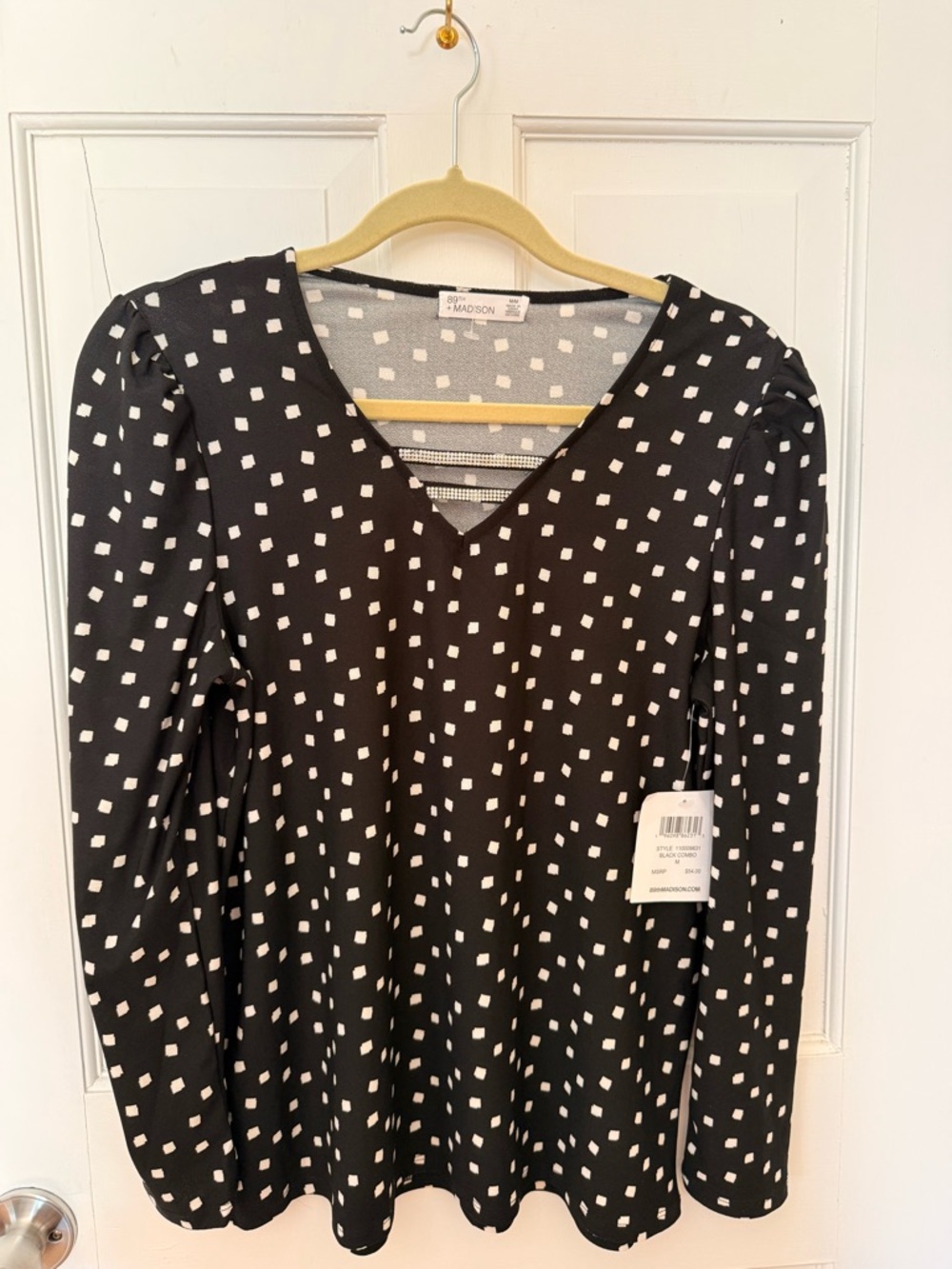 89 and Madison polkadot blouse – measuring 24 x 18“, size Medium